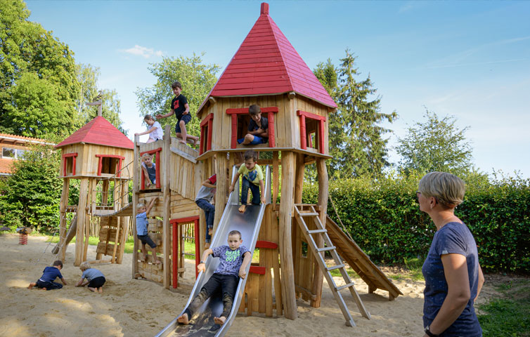 Auf dem Spielplatz bei Camping Land